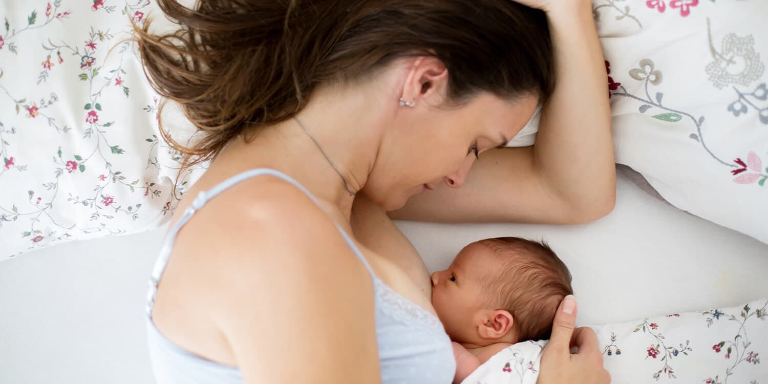 Co sleeping hotsell breastfeeding newborn