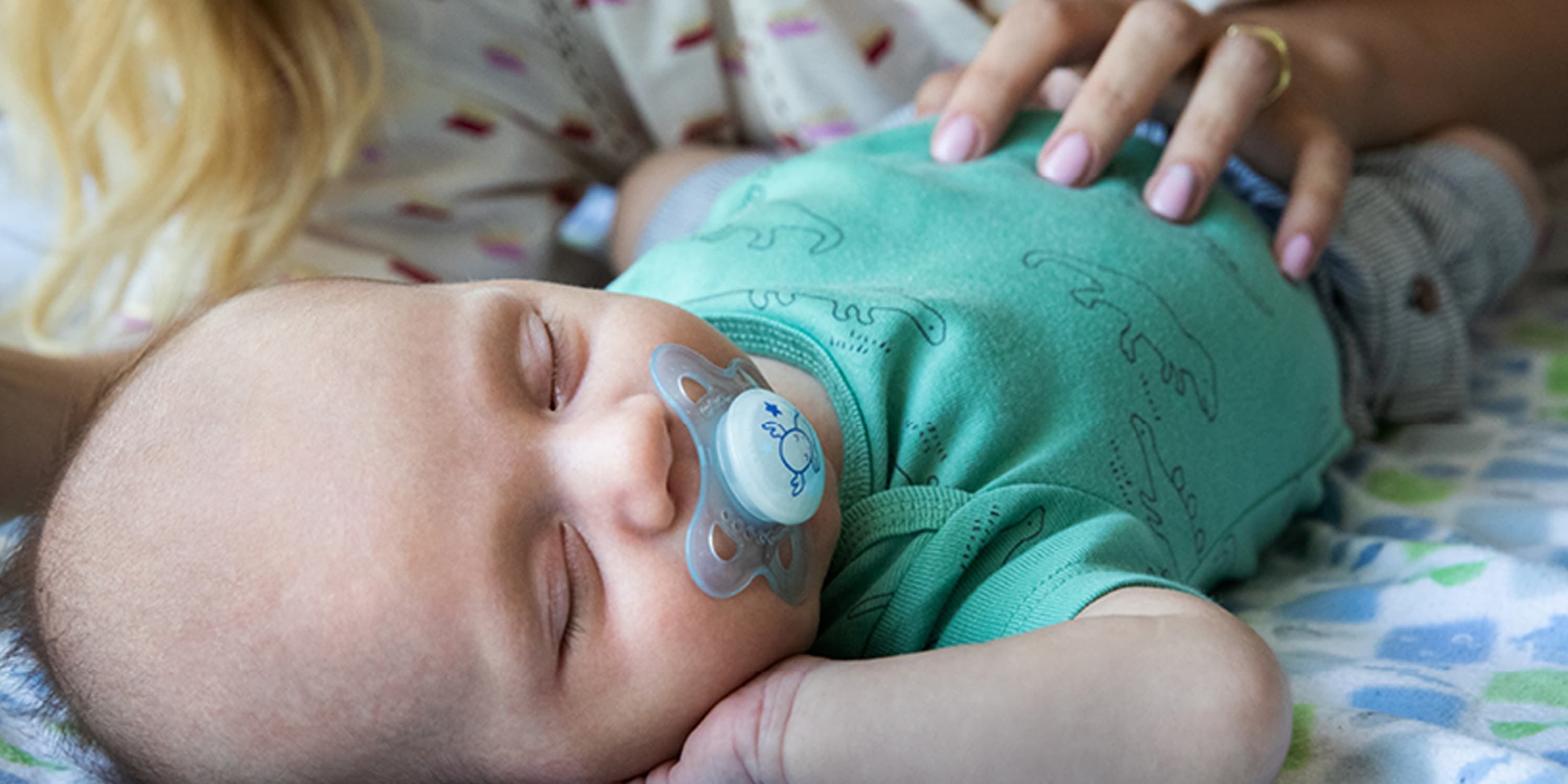 Un niño recién nacido bebe leche de un biberón con chupete. concepto de  alimentación saludable y lactancia.