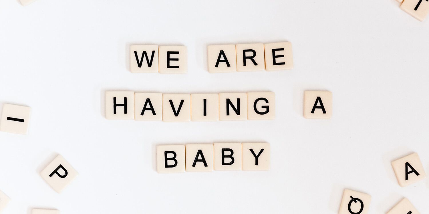 peças de letras formam o texto “Nós vamos ter um bebê” 