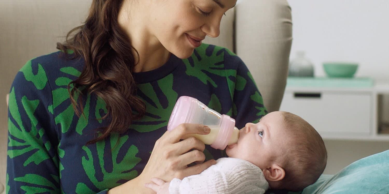 Mutter füttert Baby mit der Flasche