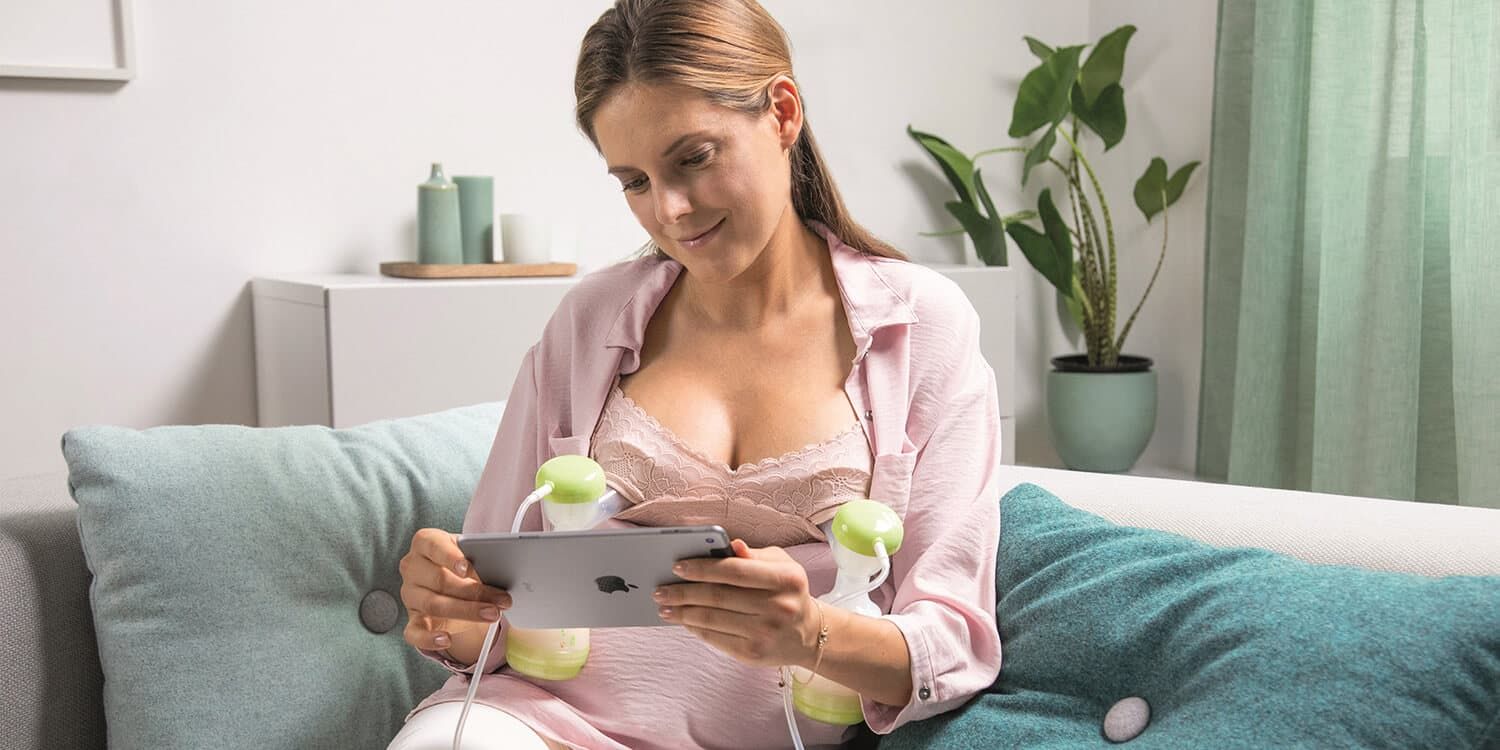 Nő MAM 2in1 dupla mellszívó segítségével tejet fej le