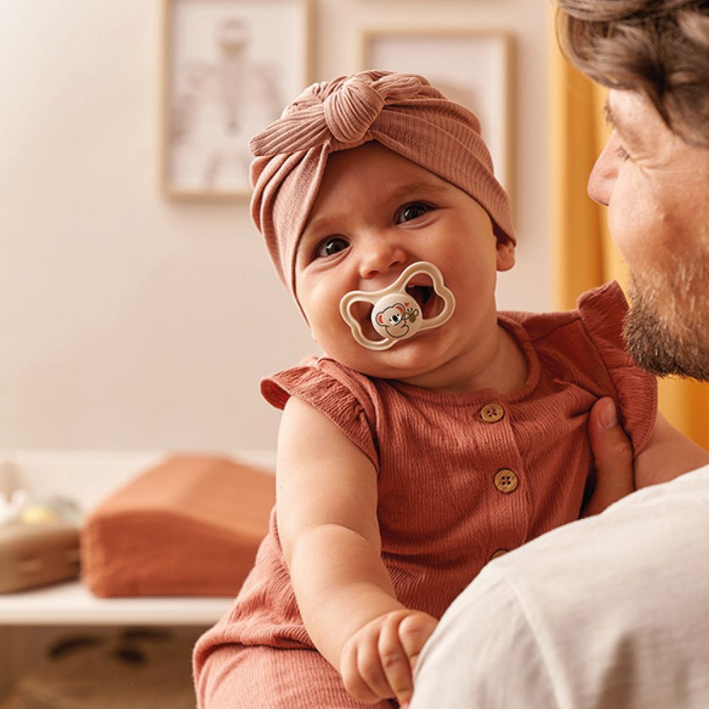 MAM Supreme Lot de 2 tétines pour bébé pour un développement sain des dents  et de la mâchoire, prévient les irritations de la peau, avec boîte à  tétine, 16 mois et plus