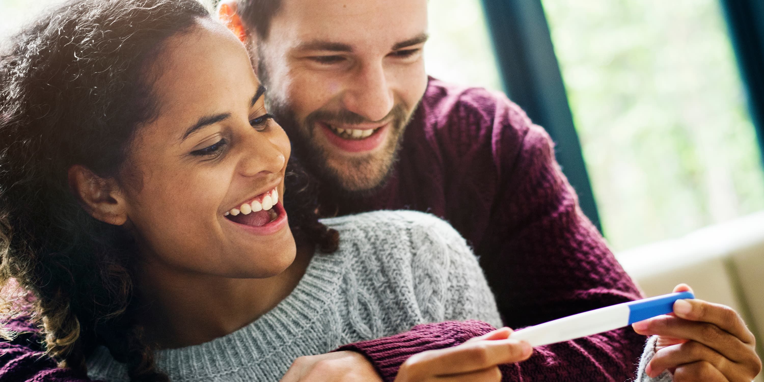 Una pareja feliz descubriendo que están embarazados